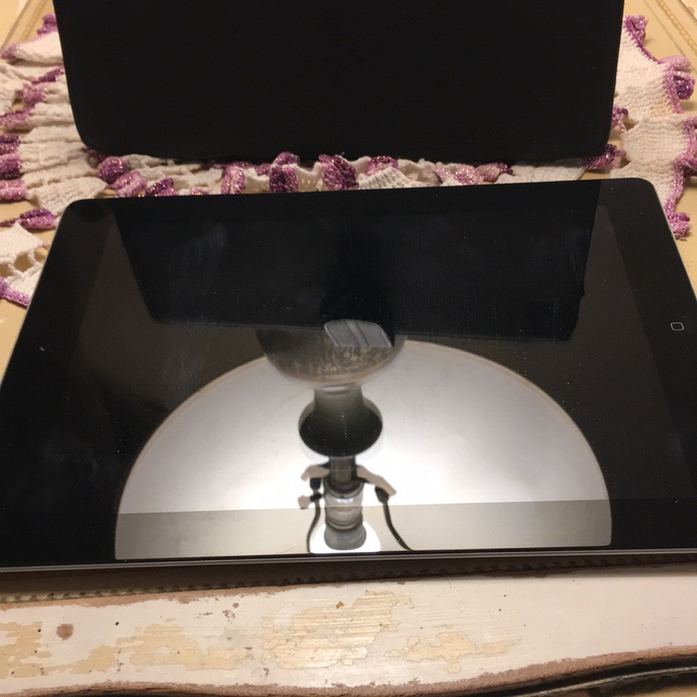 Hi I selling iPad second generation